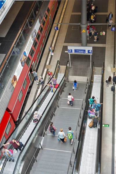 Berlin Almanya Temmuz 2018 Tanınmayan Insanlar Yürüyen Merdiven Merkez Tren — Stok fotoğraf