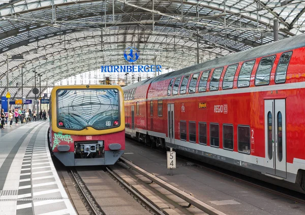 Berlim Alemanha Julho 2018 Comboio Passageiros Acaba Chegar Plataforma Estação — Fotografia de Stock