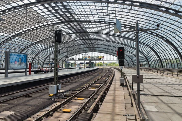 ベルリン ドイツ 2018 中央旅客鉄道駅中央駅のプラットホームで電車を待つ乗客 ステーションとサービスが運営 2006 月に駅を開設 — ストック写真