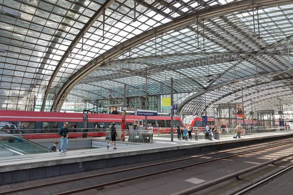 ベルリン ドイツ 2018 の旅客列車はちょうど中央旅客鉄道駅中央駅のプラットフォームに到着 ステーションとサービスが運営 2006 月に駅を開設 — ストック写真