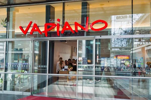 德国柏林 2018年7月13日 人们在中央火车站或火车站的 Vapiano 餐厅享用食物 这家欧洲餐馆专营公司总部设在科隆 — 图库照片