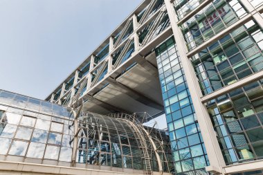 Berlin, Almanya - 13 Temmuz 2018: Orta yolcu demiryolu İstasyonu Hauptbahnhof modern bina. Mayıs 2006, Db İstasyonu ve hizmeti tarafından işletilen istasyonu açıldı.