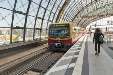 Berlin, Almanya - 13 Temmuz 2018: Db yolcu treni orta yolcu demiryolu İstasyonu Hauptbahnhof platforma geldi. Mayıs 2006, Db İstasyonu ve hizmeti tarafından işletilen istasyonu açıldı.