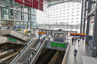 Berlin, Almanya - 13 Temmuz 2018: Tanınmayan insanlar yürüyen merdiven Merkez Tren Garı veya Hauptbahnhof içinde hareket ederler. Mayıs 2006, Db İstasyonu ve hizmeti tarafından işletilen istasyonu açıldı.