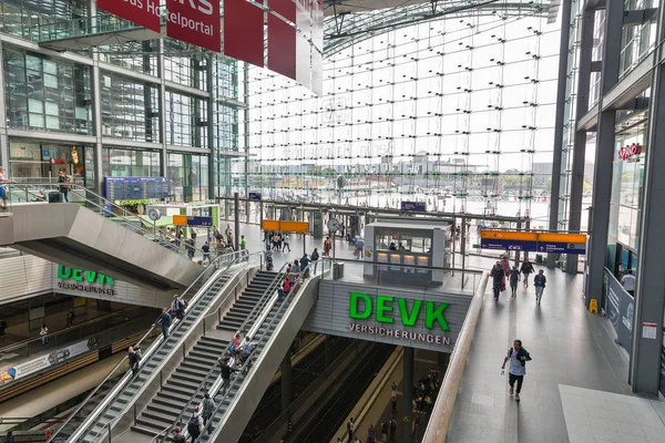 ベルリン ドイツ 2018 認識できない人々 は中央駅または中央駅の中のエスカレーターで移動します ステーションとサービスが運営 2006 月に駅を開設 — ストック写真