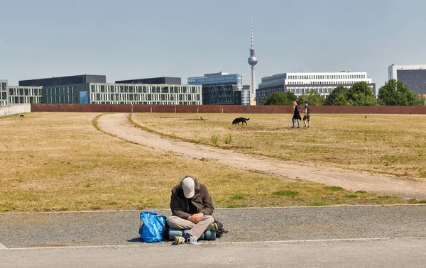 Berlin Germany July 2018 Unrecognized Homeless Man Begging Spreebogenpark Government — Stock Photo, Image