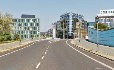 Berlin, Almanya - 13 Temmuz 2018: İnsanlar Kronprinzenbrucke köprüde Mitte şehir merkezi bölgesinde Spree Nehri üzerinde yürümek. Berlin Almanya en büyük şehir alanı ve nüfus başkentidir.