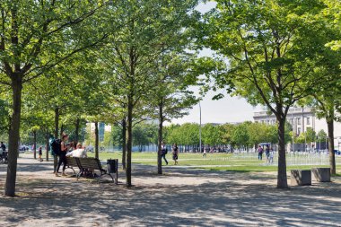 Berlin, Almanya - 13 Temmuz 2018: İnsanlar ziyaret ulusal park Cumhuriyet Meydanı'nda şehir merkezinde. Berlin Almanya en büyük şehir alanı ve nüfus başkentidir.