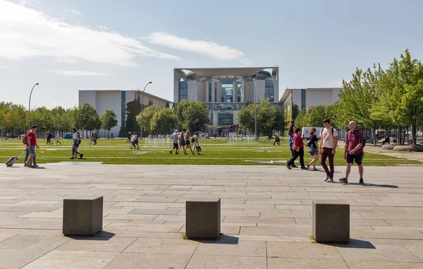 Berlin Deutschland Juli 2018 Menschen Gehen Vor Dem Bundeskanzleramt Oder — Stockfoto