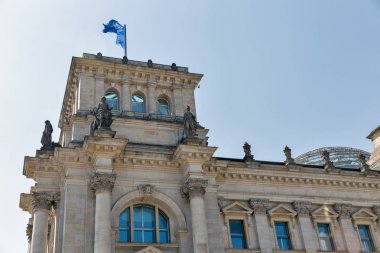 Ünlü Reichstag veya kule AB bayrağı, Alman koltuk ile inşa Bundestag closeup görünümünü. Berlin Mitte bölgesinde yer alan, Almanya.