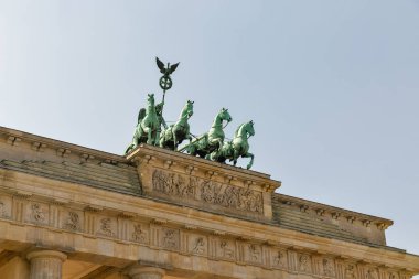Branderburg Kapısı açık mavi gökyüzü, Berlin, Almanya.