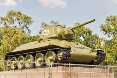 Sovyet savaş anıtı Tiergarten, Berlin, Almanya, tank T-34. Sovyet askerleri Anıtı İkinci Dünya Savaşı.