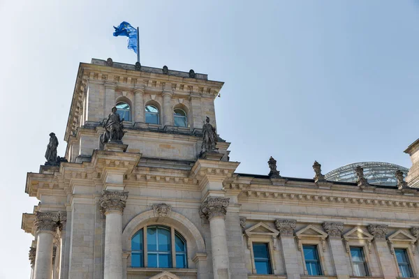 Vue Rapprochée Célèbre Tour Reichstag Bundestag Avec Drapeau Siège Parlement — Photo
