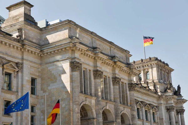 Знаменитый Рейхстаг Здание Бундестага Германскими Европейскими Флагами Резиденция Немецкого Парламента — стоковое фото