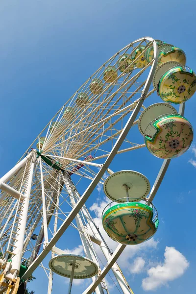 Berlín Alemania Julio 2018 Rueda Fortuna Contra Cielo Azul Claro — Foto de Stock