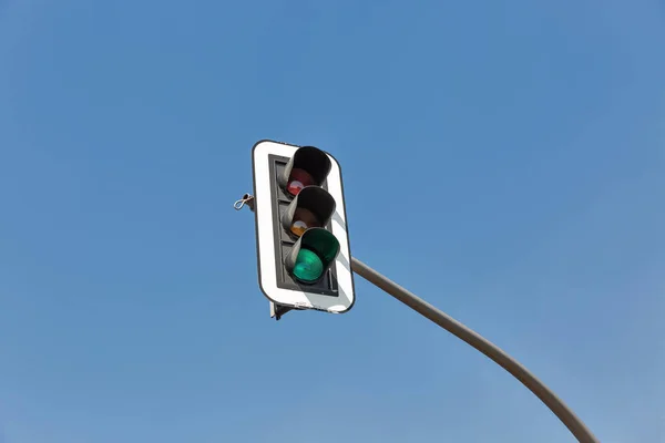 绿色交通灯反对晴朗的蓝天背景 — 图库照片