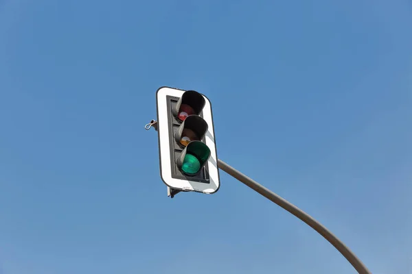 Semáforos Verdes Contra Fondo Azul Claro Del Cielo — Foto de Stock