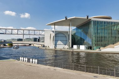 Berlin, Almanya - 13 Temmuz 2018: İnsanların önünde Marie Elisabeth Luders Haus modern Binası, Bundestag tarafında Spree riverbank Mitte şehir bölgesinde dinlendirici.