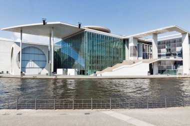 Berlin, Almanya - 13 Temmuz 2018: İnsanların önünde Marie Elisabeth Luders Haus modern Binası, Bundestag tarafında Spree riverbank Mitte şehir bölgesinde dinlendirici.