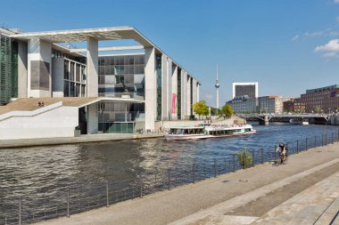 Berlin, Almanya - 13 Temmuz 2018: İnsanların önünde Marie Elisabeth Luders Haus modern Binası, Bundestag tarafında Spree riverbank Mitte şehir bölgesinde dinlendirici.