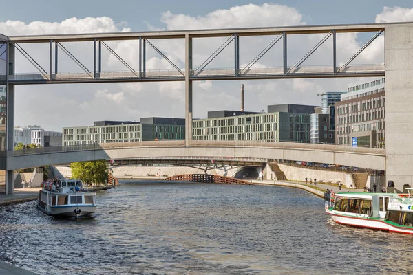 2018年7月13日 人们走在 Kronprinzenbrucke 大桥在米特中心城区狂欢河 柏林是德国的资本和最大的城市由区域和人口 — 图库照片