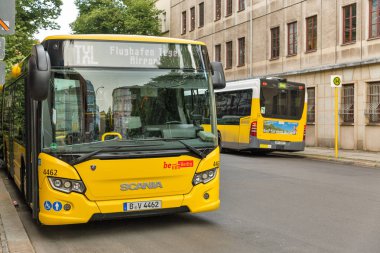 Berlin, Almanya - 13 Temmuz 2018: Scania Txl düzenli otobüs otobüs durağı şehir merkezinde. Berlin Almanya en büyük şehir alanı ve nüfus başkentidir.