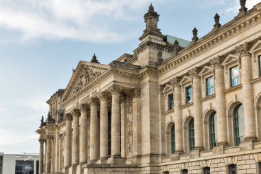 Ünlü Reichstag veya Federal Meclisi Binası, Alman koltuğunda. Berlin Mitte bölgesinde yer alan, Almanya.