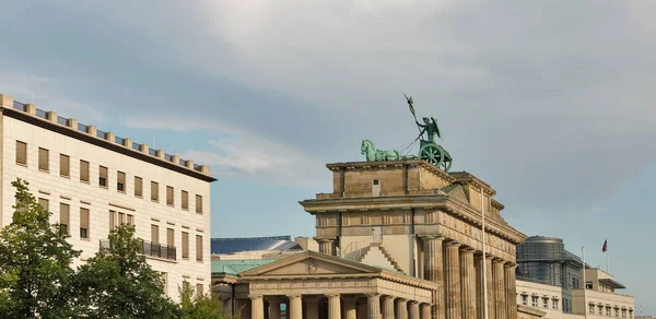 Paysage Urbain Avec Porte Brandebourg Contre Ciel Bleu Clair Berlin — Photo