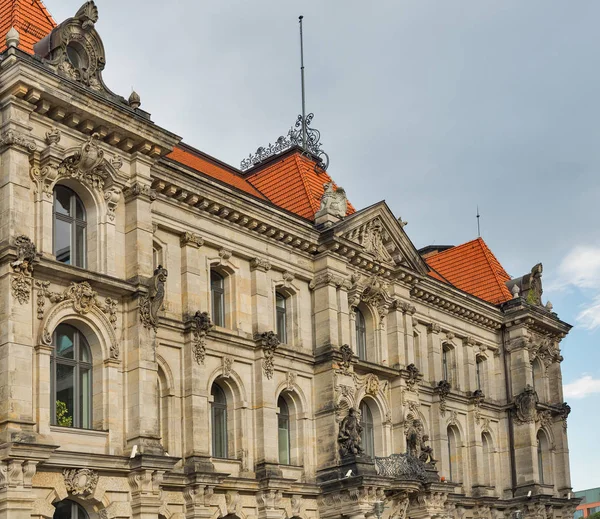 Vecchio Bellissimo Edificio Esterno Con Colonne Statue Nel Quartiere Mitte — Foto Stock