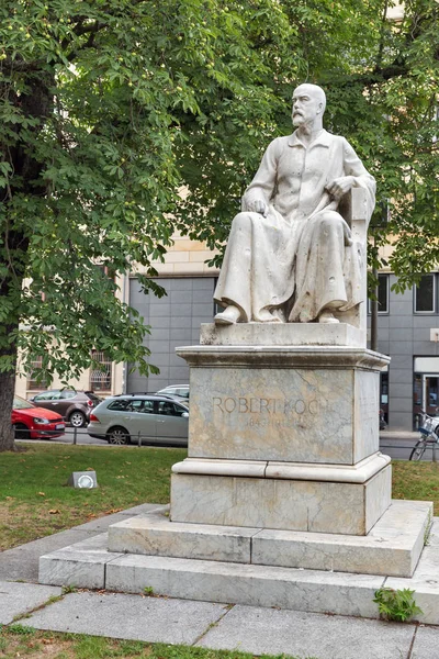 ドイツの医者 細菌学者であったロベルト コッホに捧げられた記念碑 ベルリン ドイツ — ストック写真