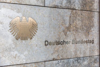 Berlin, Almanya - 13 Temmuz 2018: Yazıt ve kartal sembolü Deutscher Bundestag closeup Alman hükümetinin bir bina. Başkenti ve en büyük şehri Almanya Berlin olduğunu.