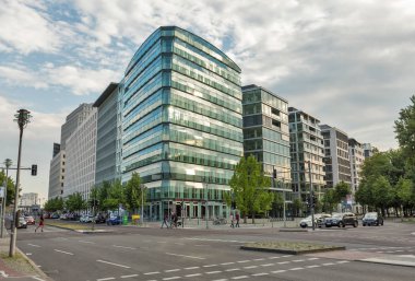 Berlin, Almanya - 13 Temmuz 2018: Şehir sokak modern ofis binaları ile. Berlin Almanya en büyük şehir alanı ve nüfus başkentidir.