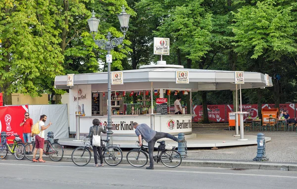 Berlin Németország 2018 Július Ember Látogat Berliner Kindl Szabadtéri Bár — Stock Fotó