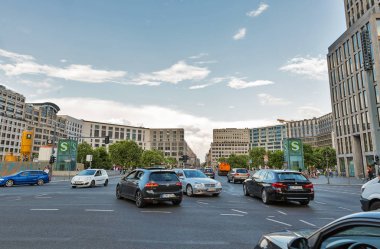 Berlin, Almanya - 13 Temmuz 2018: Şehir manzarası ve Potsdamer platz finans bölgesi trafik. Berlin Almanya en büyük şehir alanı ve nüfus başkentidir.