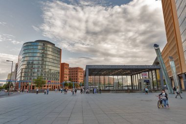 Berlin, Almanya - 13 Temmuz 2018: Potsdamer platz Finans Merkezi, şehir manzarası. Berlin Almanya en büyük şehir alanı ve nüfus başkentidir.