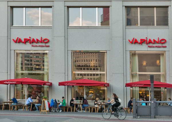 Berlín Alemania Julio 2018 Gente Disfruta Comida Restaurante Vapiano Centro —  Fotos de Stock