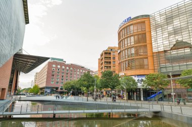 Berlin, Almanya - 13 Temmuz 2018: Potsdamer Platz ve sahne tiyatro Bluemax sahne tiyatro ile Marlene Dietrich Platz'ta insanlar yürümek. Başkenti ve en büyük şehri Almanya Berlin olduğunu.