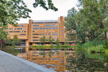 Berlin, Almanya - 13 Temmuz 2018: Atrium Kulesi Potsdamer Platz ve piyano Lake ile Modern güzel bina. Berlin Almanya en büyük şehir alanı ve nüfus başkentidir.