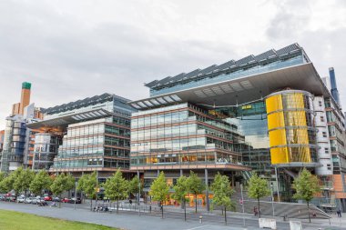 Berlin, Almanya - 13 Temmuz 2018: Tanınmayan insanlar Tilla Durieux parkta Potsdamer Platz Arkaden alışveriş merkezi önünde dinlen. Sermaye ve alanı ve nüfus Alman en büyük şehri Berlin'dir.