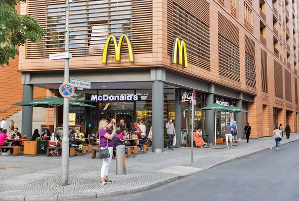 Berlin Tyskland Juli 2018 Folk Nyder Mad Mcdonalds Restaurant Centrum - Stock-foto