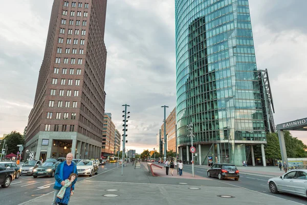 Berlin Tyskland Juli 2018 Människor Promenera Längs Potsdamer Platz Finansdistriktet — Stockfoto