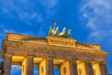 Gün batımında, Almanya Berlin'de dramatik gökyüzü karşı Brandenburg Kapısı üst parçası