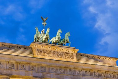 Gün batımında, Almanya Berlin'de dramatik gökyüzü karşı Brandenburg Kapısı üst parçası