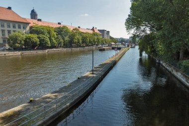 Berlin, Almanya - 14 Temmuz 2018: Berlin siluetinin Spree Nehri ağ geçidi ile. Sermaye ve alanı ve nüfus Alman en büyük şehri Berlin'dir.