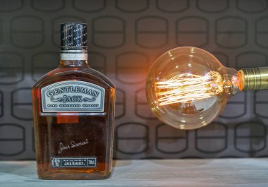 Kiev, Ukrayna - 20 Ekim 2018: Jack Daniels Gentleman Jack Tennessee düz bourbon viski şişesi standında 4 Ukraynalı viski Dramı Festivali sanatsal Arsenal iyi şarap şirketi tarafından.