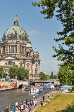 Berlin, Almanya - Temmuz 14,2018: turist yürümek Liebknecht Köprüsü ve Spree Nehri mesire Berliner Dom Katedrali önünde. Sermaye ve alanı ve nüfus Alman en büyük şehri Berlin'dir