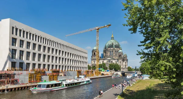 Berlin Niemcy Lipca 2018 Turystów Spacer Wzdłuż Promenady Nad Rzeką — Zdjęcie stockowe