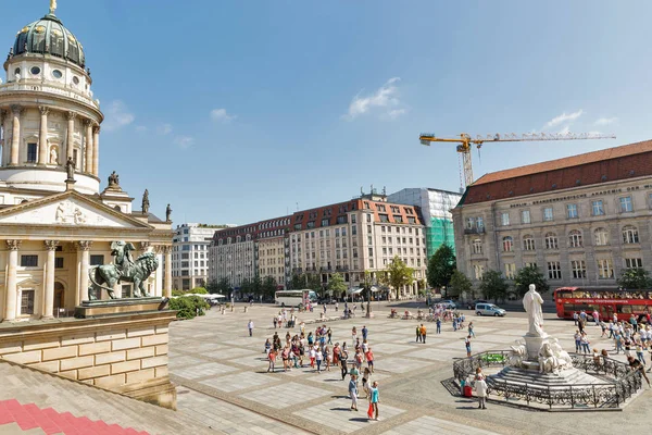 베를린 2018 사람들이 프랑스 교회와 Konzerthaus 마르크트 그것은 광장과 독일의 — 스톡 사진