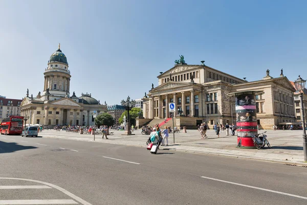 Berlino Germania Luglio 2018 Gente Cammina Lungo Gendarmenmarkt Con Chiesa — Foto Stock