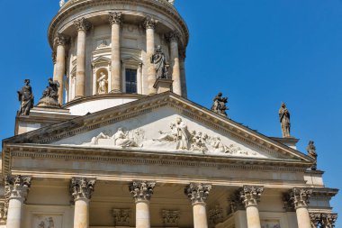 Fransiz Kilisesi dış Gendarmenmarkt meydanında, Berlin, Almanya.